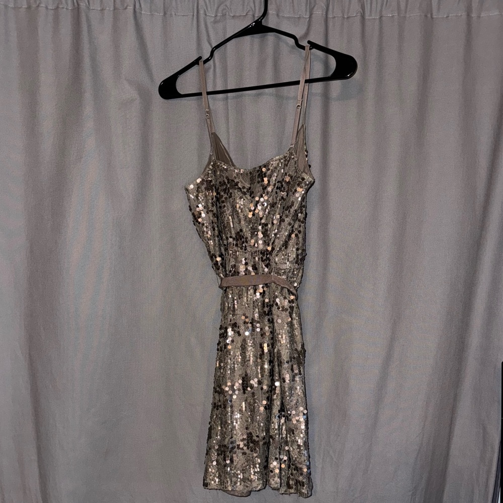 Sequin dress! Olive green color. Size: Medium (4-10) Brand: Express